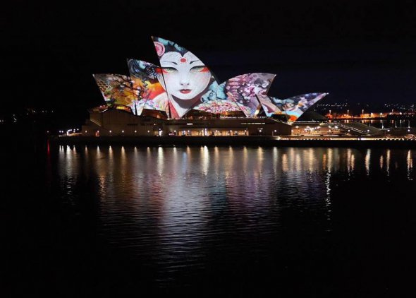 Шоу SAMSKARA 360 представляли на фестивале Burning Man. Интерактивные проекции на здании Сиднейской оперы перемещались и менялись, как само здание меняла форму.