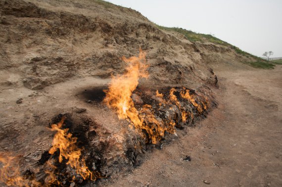 Янардаг - естественный вечный огонь, пылающий с древнейших времен на склоне холма в Азербайджане.