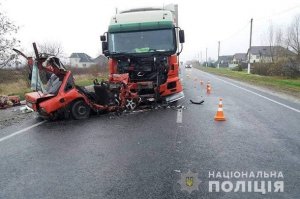 Грузовик раздавил легковушку с 2 людьми. Фото: Нацполиция