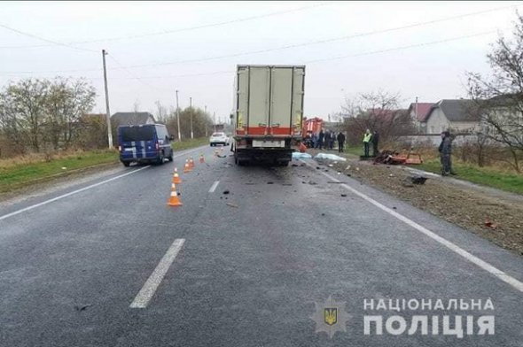 Грузовик раздавил легковушку с 2 людьми. Фото: Нацполиция