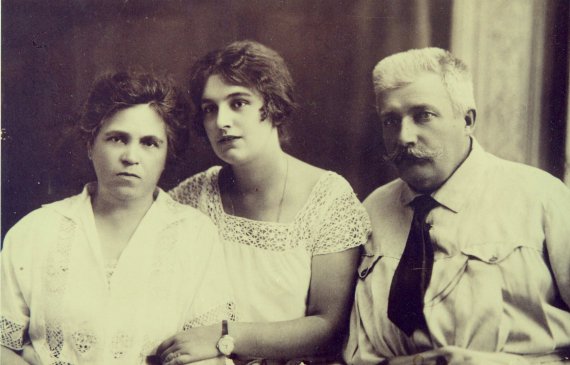 Поетка Вероніка Черняхівська з батьками. Київ, 1925