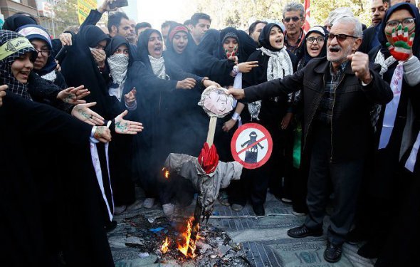 Жителі Ірану  у відповідь на санкції в неділю, 4 листопада, провели масові протести проти США в багатьох містах.
