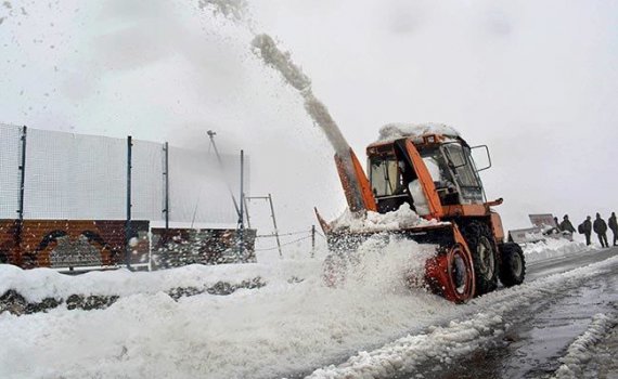 В индийских Гималаях Кашмирскую долину впервые за 10 лет засыпает снегом