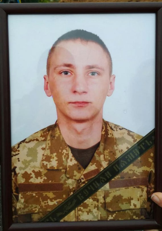 В селе Станишевка Житомирского района 4 ноября похоронили 24-летнего старшего солдата Игоря Гончаренко. Он погиб 1 ноября на Донбассе, во время обстрела со стороны пророссийских боевиков-наемников