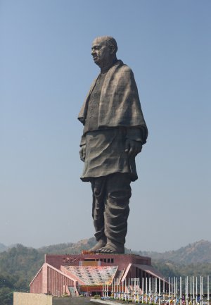 182-метрова статуя індійського політика Валлаббхая Пателя стала світовим рекордсменом. Для неї використали 1700 тонн бронзи, а залізо збирали всією країною