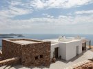 Працюючи над цим проектом, архітектори намагалися об'єднати різні житлові зони під одним дахом й обернути їх до Егейського моря. 