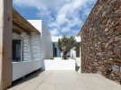 Працюючи над цим проектом, архітектори намагалися об'єднати різні житлові зони під одним дахом й обернути їх до Егейського моря. 