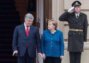 Канцлер Німеччини Анґела Меркель під час урочистостей біля Маріїнського палацу звернулася до почесної варти українською: ”Вітаю, воїни!”. Їй відповіли: ”Героям слава!”. 1 листопада, Київ