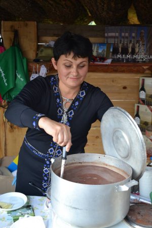 Лариса Пономаренко готує гарячий шоколад на фестивалі ”Свіччине весілля” в селі Березова Рудка Полтавської області, вересень 2017 року