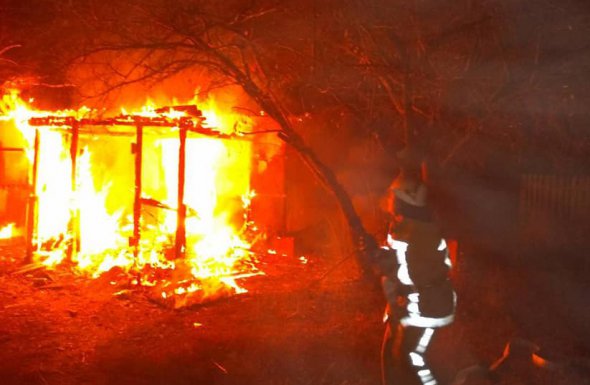 У м.Узин на Київщині сталася пожежа в будинку. Загинула жінка та 2 малих дітей