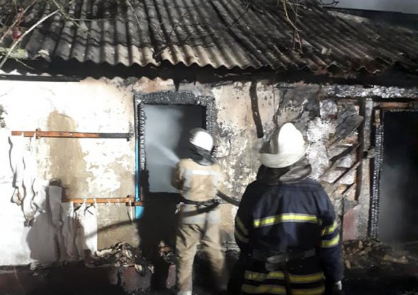 В г.Узин Киевской области произошел пожар в доме. Погибла женщина и 2 маленьких детей