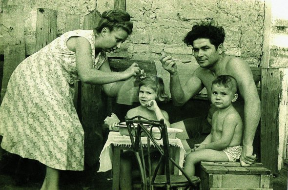 Василь Макух із сином Володимиром, донькою Ольгою і дружиною Лідією, 1963 рік. Після смерті чоловіка 1968-го Лідію Макух звільнили з роботи – працювала в кафе на залізничному вокзалі. Допитували про спільників чоловіка. Довгий час вона з дітьми жила за рахунок продажу власних цінних речей. Померла 2012-го. Ольга стала медсестрою, Володимир – підприємцем