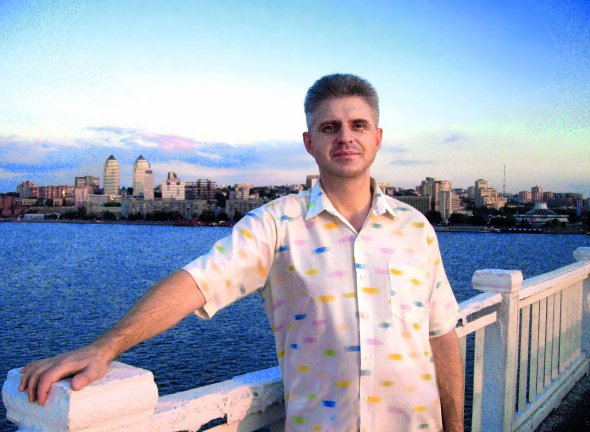 Юрій ДЕНИСЕНКО, 57 років, краєзнавець. Народився у Дніпрі 14 серпня 1961 року. Батько працював на металургійному заводі, мати – водієм трамваю. Дід по материній лінії був репресований. Закінчив механічний факультет Дніпропетровського інженерно-будівельного інституту. Після армії працював будівельником на Уралі, брав участь у зведенні метро у Дніпрі. Член товариства ”Просвіта” і Товариства політичних в’язнів і репресованих. Досліджує і пише статті про жертв радянського режиму. Публікує в часописах ”Бористен”, ”Січеслав”, ”Історичний альманах”. Організовує допомогу родичам репресованих і військовим у госпіталях. Брав участь у роботі комісії з декомунізації. Розлучений, має сина. Цікавиться психологією