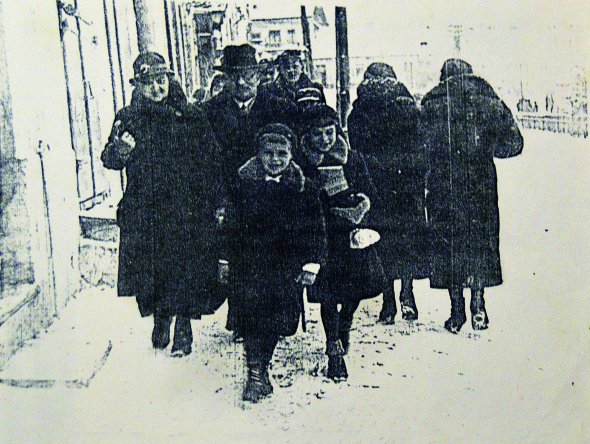 Лукія Крип’якевич-Лукомська разом із батьками та молодшим на рік братом Нестором гуляють у місті Бережани на Тернопільщині. Фото зроблено наприкінці 1930-х