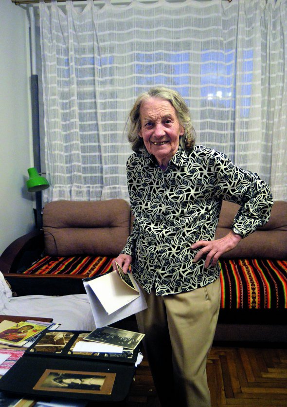 Лукія КРИП’ЯКЕВИЧ-ЛУКОМСЬКА,  90 років, архітектор. Народилася 2 січня 1928-го в місті Бережани Тернопільської області. Батько викладав у тамтешній гімназії. Навчав української мови й літератури, грецької та латини. Мати займалася домашнім господарством. 1950 року закінчила Львівський політехнічний інститут. Разом із чоловіком архітектором Володимиром Лукомським працювали в Івано-Франківському облсільпроекті. Серед її робіт – турбаза ”Верховина” в однойменному селищі, санаторій-профілакторій ”Джерело Прикарпаття” поблизу селища Вигода Долинського району, поштамт у місті Яремча, Івано-Франківський обласний Будинок художника, готель ”Україна”, а зараз – ”Надія”, обласна дитяча лікарня й низка житлових будинків. Почесний член Української академії архітектури. Чоловіка поховала 1973-го. Разом виховали двох синів: 66-річний Олег працює архітектором, 57-річний Юрій – археолог. Має трьох онуків