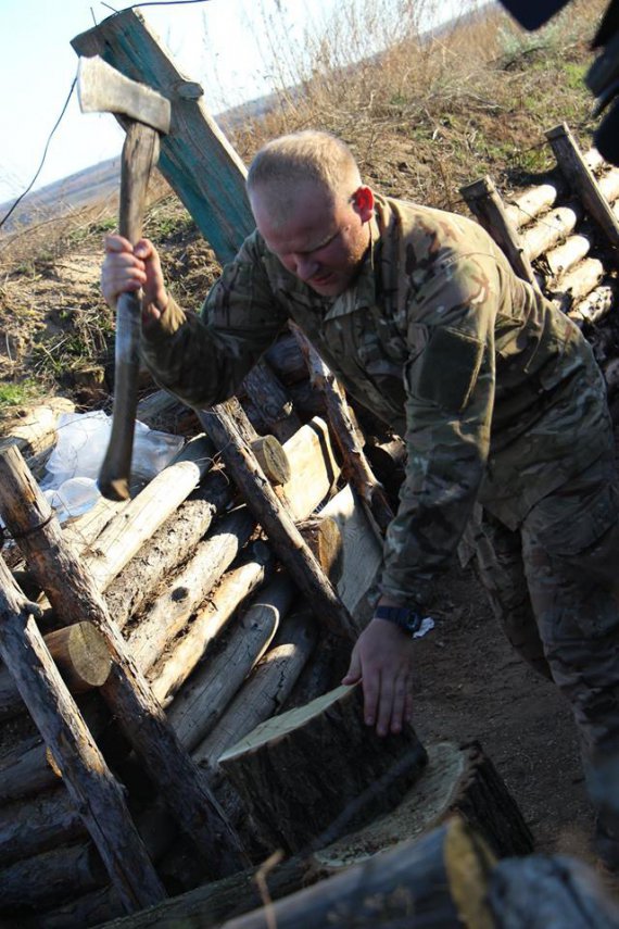 Бійці на одній з передових позицій Луганщини облаштовують бліндажі та запасаються дровами до зими