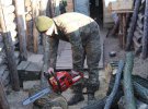Бійці на одній з передових позицій Луганщини облаштовують бліндажі та запасаються дровами до зими