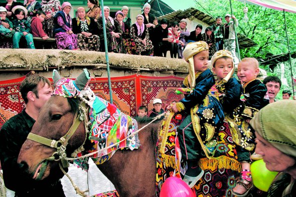 Хлопчики сидять на коні перед ритуалом обрізання в селі на півдні Таджикистану. Його проводять у віці від 3 до 9 років. Закон забороняє дарувати дорогі подарунки дитині. Також не можна влаштовувати великих застіль