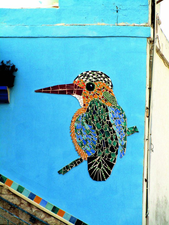 Мозаїка у вигляді пташки колібрі викладена у ресторані біля Блакитного гроту в південно-західній частині Мальти