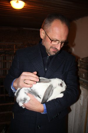 Семья Безсмертных держит 39 кур и 28 кроликов. «Кроля надо брать за кожу на спине, если за уши – у них будет стресс», - замечает Роман Петрович 
