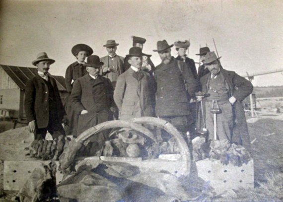 Експедиція графа Дідушицького біля знайденого мамонта, 1907 рік. фото: Гал-інфо