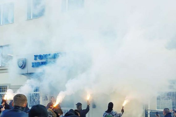 Активісти запалили димові шашки під будівлею Головного управління Херсонської області.  Вимагають знайти замовників вбивства Катерини Гандзюк