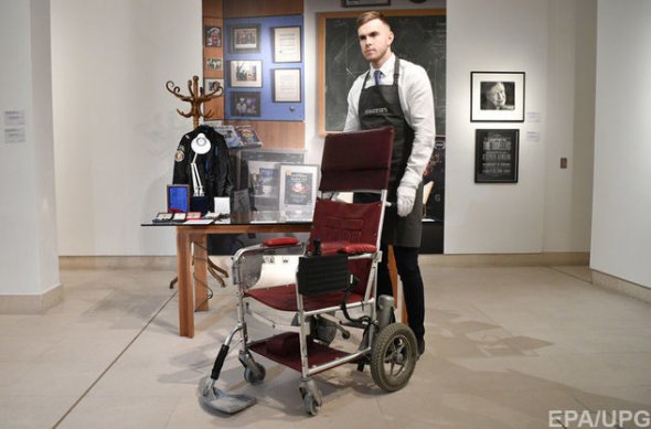Аукционист демонстрирует кресло Стивена Хокинга