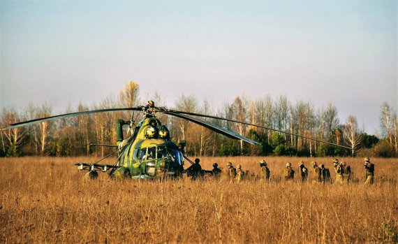 Бійці відпрацювали десантування з вертольоту Мі-8 по системі Адаптер-1