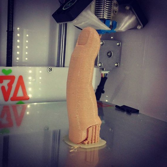 Для изготовления пальца используют материал похож на резину, что на ощупь напоминает кожу