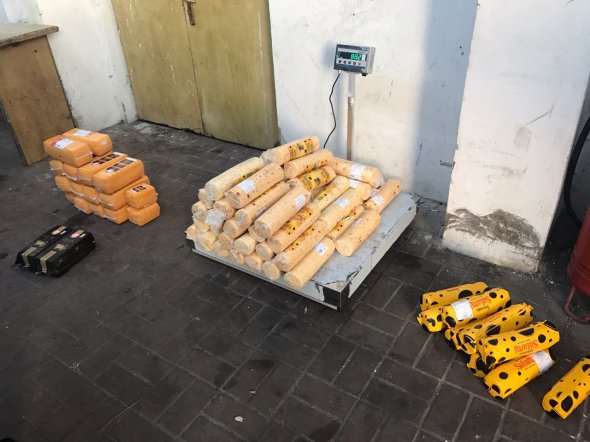 Чоловік намагався незаконно провезти в Україну 280 кг сиру. Фото: ДПСУ