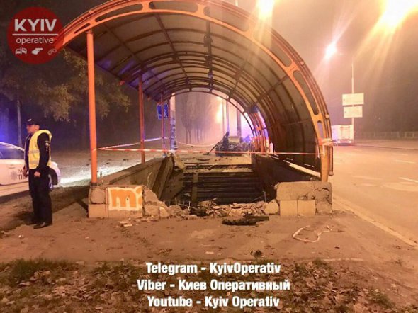 В Киеве водитель перелетел подземный переход и врезался в столб. Фото: KievOperative