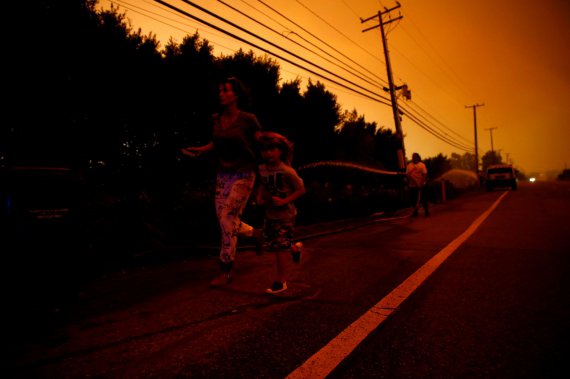 Габі та Йона Френк утікають по шосе вдовж Тихоокеанського узбережжя. Пожежа загрожує їхньому  будинку у Малібу, штат Каліфорнія