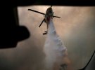 Гелікоптер гасить пожежу в Малібу, штат Каліфорнія