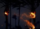 Порывистый ветер способствует быстрому распространению огня в Малибу, штат Калифорния
