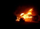 Мешканці ледве встигають втекти з охопленого полум’ям будинку в Малібу, штат Каліфорнія