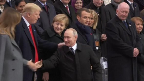 Путин показал Трампу большой палец и похлопал по плечу.