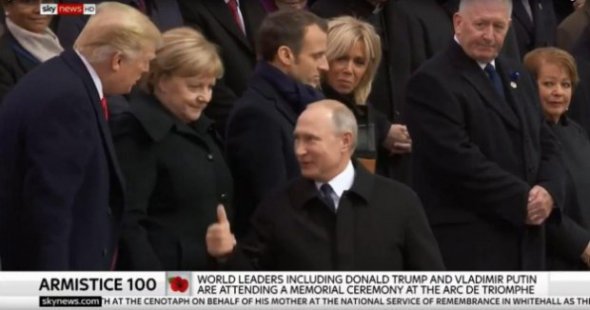 Путін показав Трампу великий палець і поплескав по плечу.