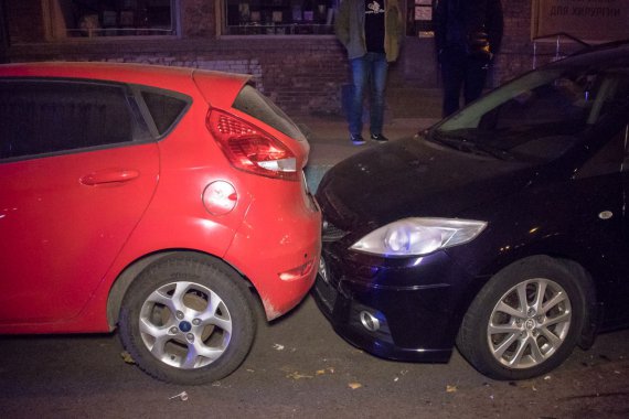 У Києві сталося ДТП за участі трьох автомобілів і маршрутки.