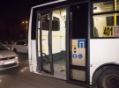 У Києві сталося ДТП за участі трьох автомобілів і маршрутки.