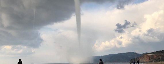 У турецькій Анталії на пляжі зафіксували два 30-метрові смерчі, які перелякали туристів