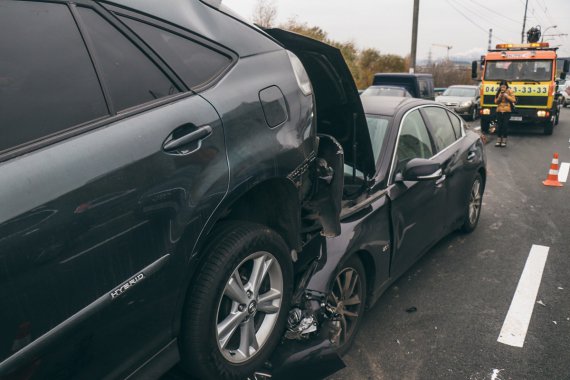 В Киеве на Северном мосту произошло ДТП. Столкнулись Infinity Q50 и Lexus RX400H