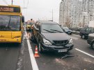 В Киеве на Северном мосту произошло ДТП. Столкнулись Infinity Q50 и Lexus RX400H