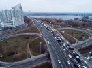 У Києві на Північному мосту сталася ДТП. Зіткнулися Infinity Q50 і Lexus RX400H