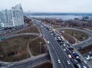 В Киеве на Северном мосту произошло ДТП. Столкнулись Infinity Q50 и Lexus RX400H