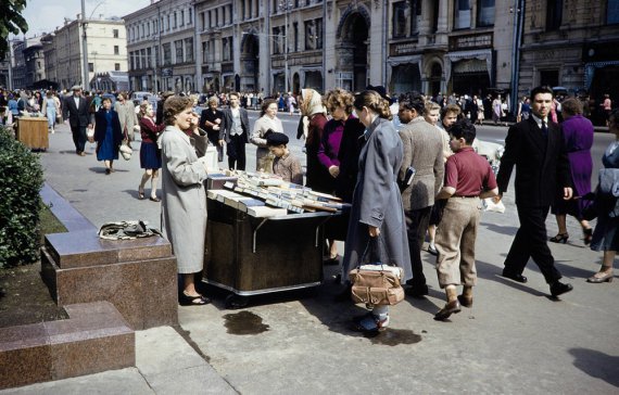 Американець Харрісон Форман зробив серію фото вуличної торгівлі в Радянському Союзі в період "Хрущовської відлиги"