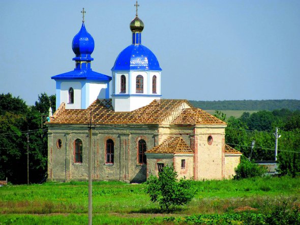 Свято-Покровська церква у селі Грушвиця Перша в Рівненському районі. Її нижня частина – римо-католицький костел, який збудували чеські поселенці. Радянська влада його закрила, розмістила там зерносховище. Після проголошення незалежності України храм відновили – як православну церкву Київського патріархату