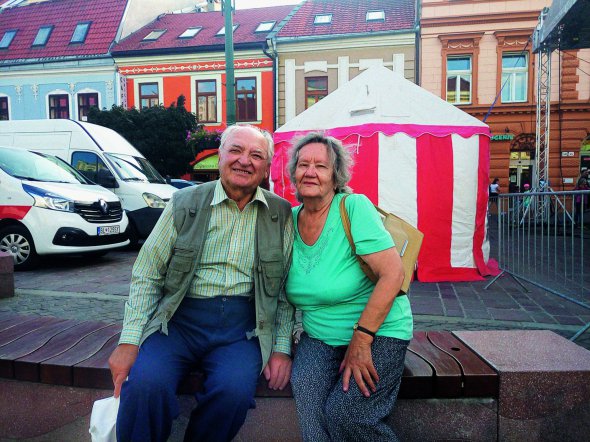 Степан та Олена Крушки в центрі словацького міста Пряшів, вересень 2018 року. Обоє – фельдшери. Він на пенсії 30 років через проблеми зі здоров’ям: мав інфаркт, переніс 15 наркозів, слабий на пам’ять. Досліджував історію оптантів, збирав по селах місцевий фольклор. Дружина підтримувала в усьому – коли після операцій не мав сили в руках, тримала йому долоні над клавіатурою, щоб продовжував писати