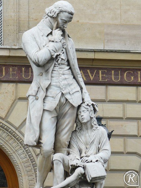 Памятник Валентину Гаюи перед Институтом молодых слепых