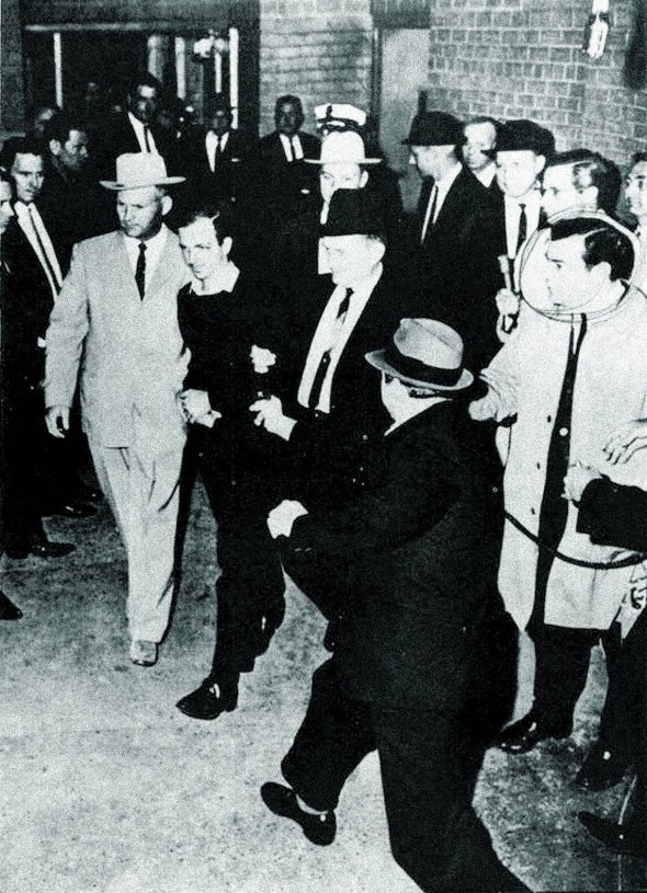 24 листопада 1963 року власник стриптиз-бару в американському місті Даллас Джек Рубі зводить руку з револьвером, щоб вистрелити в підозрюваного в убивстві президента США Джона Кеннеді колишнього військового Лі Харві Освальда. Поліція веде того до броньованого автомобіля, який мав відвезти до в’язниці