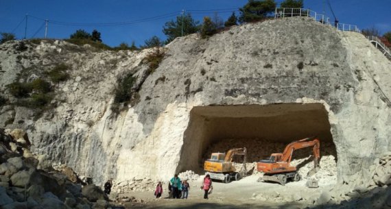 Монахи РПЦ в Крыму уничтожают тысячелетний пещерный монастырь Качи-Кальон, что у Бахчисарая